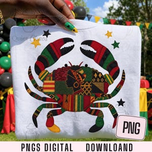 Può includere: Una felpa bianca con una grande grafica di granchio composta da vari motivi patchwork in rosso, nero, verde e giallo. Il corpo del granchio incorpora la silhouette di una persona che indossa un foulard. Piccole stelle circondano il granchio.