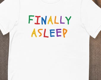 Endlich eingeschlafen – Lustiges T-Shirt fürs Nickerchen, Geschenk für frischgebackene Eltern