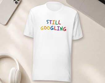 まだググってるよTシャツ、面白い新米パパママTシャツ、ミレニアル世代のママへのギフト