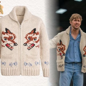 Puede incluir: Cárdigan con cremallera color crema con cuello chal y dos bolsillos delanteros. El suéter presenta un diseño de zorro en marrón, negro y rojo en la parte delantera. Los patrones florales azules y blancos están en la parte inferior.