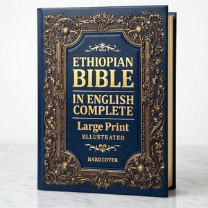 Pode incluir: Livro de capa dura azul escuro com letras douradas "Ethiopian Bible in English Complete". A capa apresenta uma moldura dourada ornamentada em relevo. O livro é ilustrado e em letra grande.