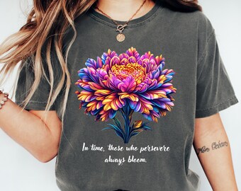 Camiseta Comfort Colors® con estampado inspirador de flores de neón para mujer, crecimiento personal, fuerza silenciosa, atención plena, fe.