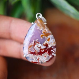 Ciondolo a forma di pera in agata muschiata di Giava: ciondolo delicato in argento sterling, gioiello unisex fatto a mano / regalo di anniversario, leggero