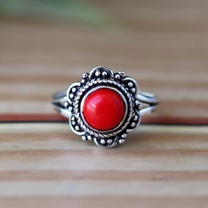 Rote Koralle Ring-Statement Schmuck - künstlerisches Blumenband, rechteckiger roter Stein, Sterlingsilber, März Birthstone Geschenk