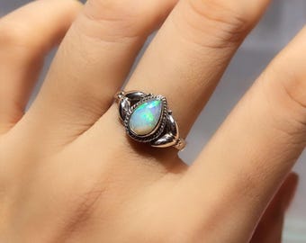 エチオピア産オパールリング：調節可能な925スターリングシルバー製ボヘミアンチャームジュエリー、天然石