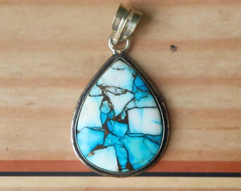 ボヘミアン風ターコイズペンダント、アイスブルーの銅モザイク、ペアシェイプのティアドロップ型、スターリングシルバー製ハンドメイドジュエリー