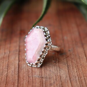 Anello in rodocrosite, gioiello di tendenza: design a bara rosa, argento sterling 925 / misura regolabile, eleganza artigianale.