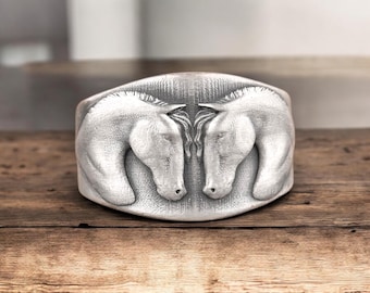 向かい合った二頭の馬のリング、調節可能なバンド、酸化シルバー仕上げ（925スターリングシルバー、星座のシンボル、メンズサイズ）