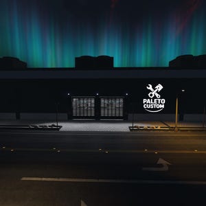 Può includere: Esterno notturno di un edificio con la scritta "PALETO CUSTOM" e un logo con una chiave inglese e un pistone. Il cielo mostra un'aurora boreale. Una palma è visibile sulla destra.
