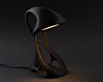 Alien Lamp – biofuturistisk bordslampa med organiska strukturer – integrerad LED-puck
