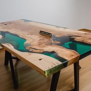 Houten eettafel Live Edge – smaragdgroene epoxyhars, modern rustiek ontwerp