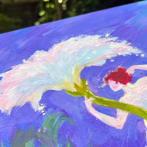 Puede incluir: Pintura impresionista que presenta una flor blanca con acentos rosas y amarillos, sostenida por una figura con cabello rojo. El fondo es azul vibrante con pinceladas verdes y azules que sugieren follaje. La obra tiene una cualidad on&iacute;rica y et&eacute;rea.
