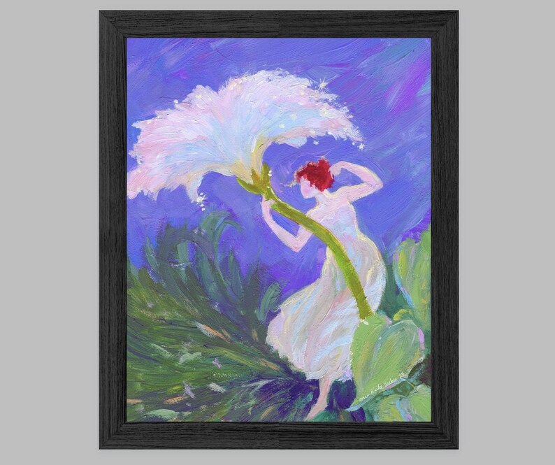 Puede incluir: Pintura enmarcada que representa una figura con cabello rojo y un vestido blanco, extendi&eacute;ndose hacia una gran flor blanca. El fondo es una mezcla de tonos azules y verdes, con el tallo y las hojas de la flor.