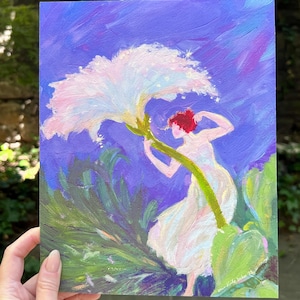 Puede incluir: Pintura original que representa una figura con un vestido blanco que alcanza una gran flor blanca. La obra de arte tiene una paleta de colores vibrantes de azules, verdes y rosas. La pintura est&aacute; sostenida por una mano.