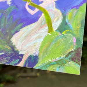 Puede incluir: Pintura impresionista de una figura con un vestido blanco sosteniendo una gran flor blanca. La figura tiene el pelo rojo y est&aacute; sobre un fondo azul y verde. La firma del artista es visible.