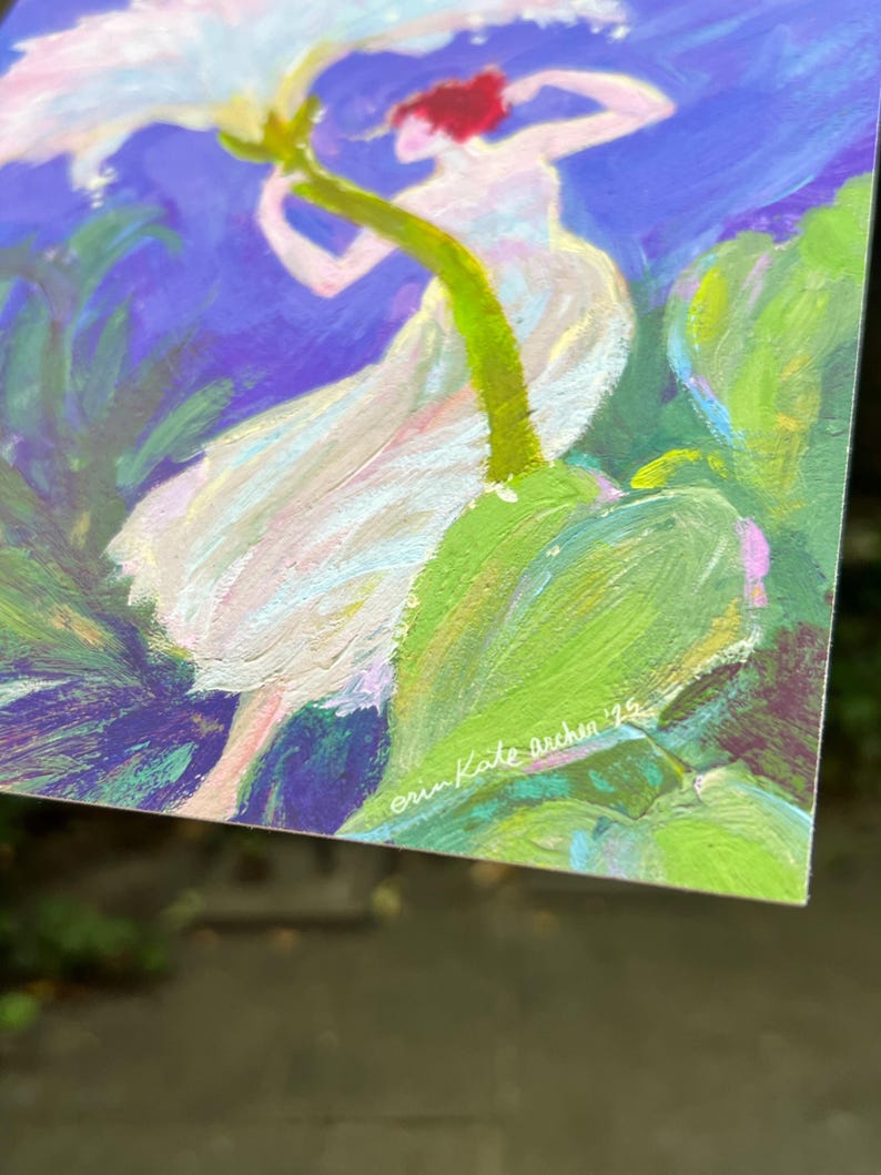 Puede incluir: Pintura impresionista de una figura con un vestido blanco sosteniendo una gran flor blanca. La figura tiene el pelo rojo y est&aacute; sobre un fondo azul y verde. La firma del artista es visible.