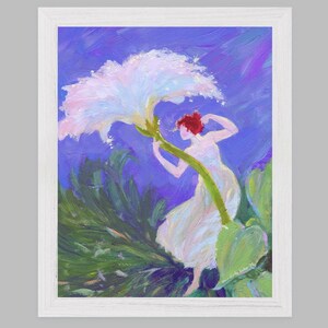 Puede incluir: Pintura enmarcada que representa una figura con cabello rojo y un vestido blanco, extendiendo la mano hacia una gran flor blanca. El fondo es una mezcla de azules y verdes, con un follaje exuberante. La obra de arte est&aacute; en un marco blanco.
