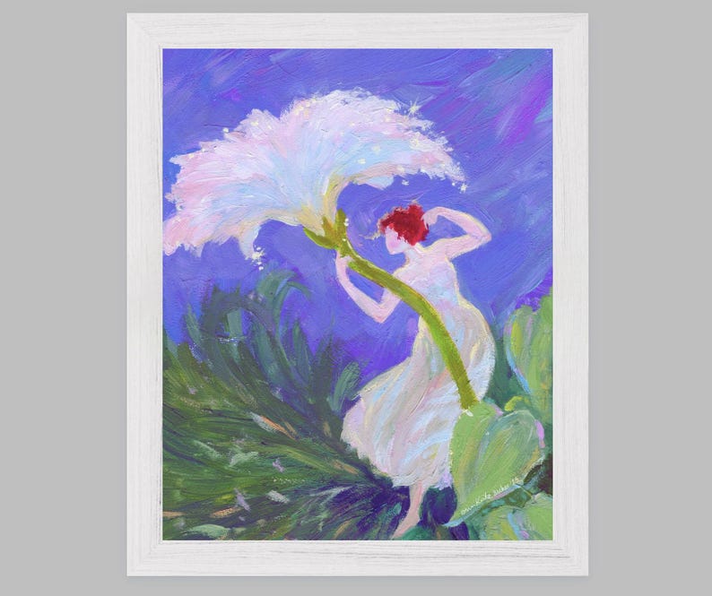 Puede incluir: Pintura enmarcada que representa una figura con cabello rojo y un vestido blanco, extendiendo la mano hacia una gran flor blanca. El fondo es una mezcla de azules y verdes, con un follaje exuberante. La obra de arte est&aacute; en un marco blanco.