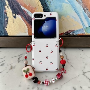 Peut inclure: Ensemble de trois mugs en céramique avec une finition mate et mouchetée. Les tasses sont de couleur crème, gris clair et gris foncé. Chaque mug a un design simple et moderne avec une anse arrondie.