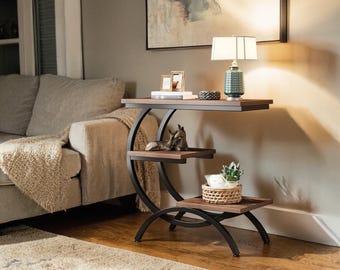 Mesa auxiliar industrial en forma de C con 3 niveles de almacenamiento.