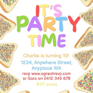 Könnte beinhalten: Eine farbenfrohe Party-Einladung mit dem Text "IT'S PARTY TIME" in verschiedenen Farben. Die Einladung enthält den Text "Charlie wird 10!" und weitere Details. Das Design zeigt Illustrationen von Toast mit Streuseln.