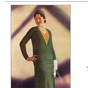 Op de afbeelding: Een groene bouclé garen gebreide jas en rok set met een gele kraag en knopen. Het model draagt een groene hoed en witte schoenen.