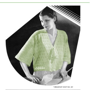 Puede incluir: Un cárdigan de punto verde con cuello en V y un lazo en la parte delantera. El cárdigan tiene un patrón de encaje y mangas cortas. El texto "eStitches" es visible en la parte delantera del cárdigan. "BREAKFAST COAT NO. 157" está impreso en la parte inferior de la imagen.