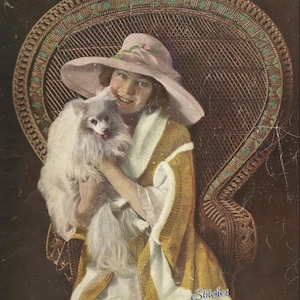Könnte beinhalten: Ein Vintage-Strickbuchcover mit einer jungen Frau in einem hellrosa Hut und einem gelben Pullover, die einen weißen, flauschigen Hund hält. Die Frau sitzt in einem Korbstuhl mit dem Text "Knitting Book" in goldenen Buchstaben oben und "eStitches" unten.