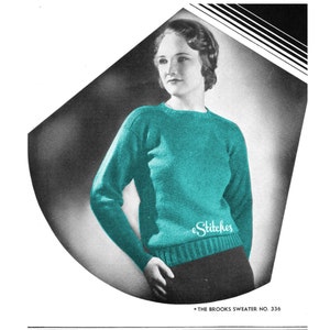 Può includere: Un maglione di lana blu turchese con orlo e polsini a coste. Il maglione è indossato da una donna con i capelli corti e mossi. Il testo "eStitches" è stampato sul maglione.