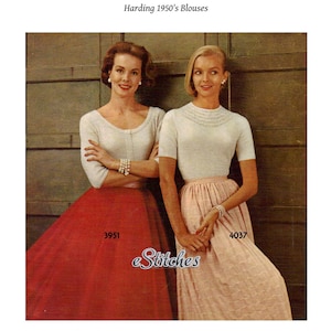 以下が含まれることがあります： 1950年代のハーディングブラウスをモデルにした2人の女性のヴィンテージ画像。一人は白い長袖ブラウスと赤いスカートを着用。もう一人は白い半袖ブラウスとピンクのスカートを着用。画像には「eStitches」の文字と数字の「3951」と「4037」が含まれています。