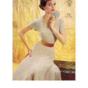 Könnte beinhalten: Ein Vintage-Strickmuster mit einer Frau in einem weißen Häkelkleid mit einem goldenen Gürtel. Das Muster ist von "Spinnerin Yarn" und ist Band 121. Der Preis beträgt 75 Cent.