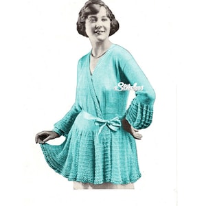 Könnte beinhalten: Ein Vintage-Strickmuster für einen türkisfarbenen Wickelcardigan mit Bindegürtel. Das Muster ist für einen Damencardigan mit langen Ärmeln und einem Rüschen-Saum.