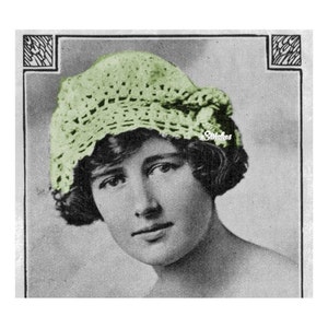 Puede incluir: Primer plano de una mujer con un sombrero de ganchillo de color verde claro. El sombrero tiene un delicado diseño de calado y un borde ligeramente fruncido.