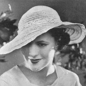 Puede incluir: Una mujer lleva un sombrero de sol blanco de ganchillo con un ala ancha. El sombrero tiene un delicado encaje alrededor de la corona.