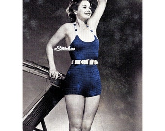 Pode incluir: Uma fotografia vintage em preto e branco de uma mulher vestindo um maiô azul e branco listrado. Ela está em pé em uma escada de madeira com o braço levantado.