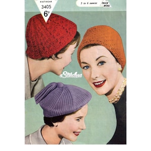 Könnte beinhalten: Vintage Strickmuster für drei Hüte, mit einem roten, orangefarbenen und violetten Hut. Das Muster trägt den Titel "Three Hats" und stammt von Bestway Knitwear, Musternummer 3405. Das Muster benötigt 5 bis 6 Unzen dicke Wolle.