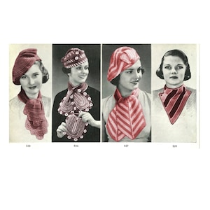 Può includere: Quattro donne indossano diversi cappelli e sciarpe all'uncinetto. I cappelli sono tutti rosa e bianchi, e le sciarpe sono tutte rosa e bianche con diversi motivi. Le donne sorridono tutte.