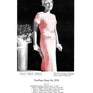 Puede incluir: Un patrón de vestido de crochet de dos piezas, con instrucciones para hacer el vestido usando hilo Fleisher's Twinkle Crepe. El patrón incluye una talla 16 y requiere 13 ovillos de hilo, un telar de encaje de horquilla, ganchos de crochet y un gancho de crochet de acero. El patrón también incluye un calibre de 8 bucles por pulgada.