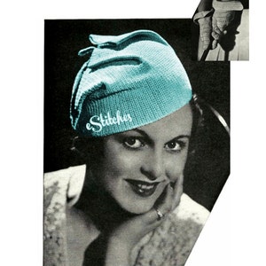 Puede incluir: Un gorro de punto azul turquesa con un lazo en la parte superior. El gorro tiene la palabra "eStitches" bordada en la parte delantera.