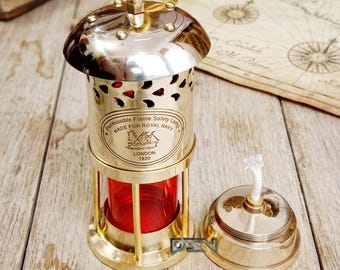 Vintage messing nautische lantaarn – rood glazen olielampdecor, maritieme industriële rustieke stijl