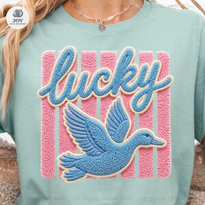 Pato de la suerte PNG, parche de chenilla, tipografía playera preppy, diseño de sublimación de verano costero