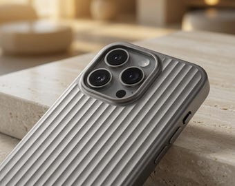Estuche rígido con diseño de rejilla mate (botones metálicos de estilo industrial y protección para la cámara)