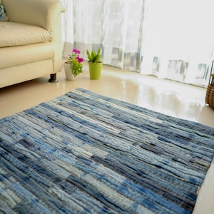 Alfombra de patchwork de mezclilla reciclada azul, alfombra tejida a mano, alfombra minimalista bohemia para sala de estar, decoración sostenible para el hogar.