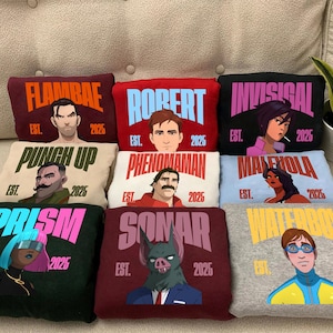 Puede incluir: Una taza de cerámica blanca con asa negra y el texto "But First, Coffee" en negrita negra. La taza está sobre un fondo borroso. La taza mide aproximadamente 10 cm de altura.