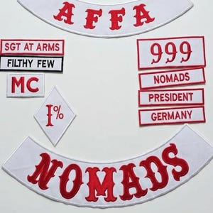 Op de afbeelding: Een verzameling geborduurde patches met rode letters op een witte achtergrond. De patches bevatten de woorden "AFFA", "NOMADS", "999", "SGT AT ARMS", "FILTHY FEW", "MC", "PRESIDENT", "GERMANY" en "1%."