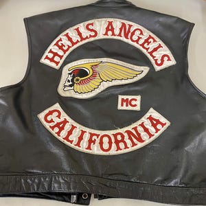 Puede incluir: Un letrero de madera rústico con el texto "Welcome to our home" en un estilo manuscrito. El letrero presenta un acabado envejecido y un diseño simple y acogedor, perfecto para la decoración de la entrada.