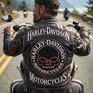 Può includere: Una tazza di ceramica bianca con manico nero e la scritta "But First, Coffee" in nero, con un carattere a mano. La tazza è probabilmente di dimensioni comprese tra 325-445 ml, perfetta per una bevanda mattutina.