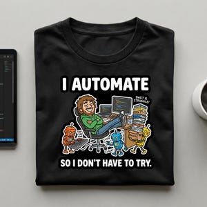 Puede incluir: Camiseta negra con el texto "I AUTOMATE SO I DON'T HAVE TO TRY." Un dibujo animado representa a un programador con robots y pantallas de ordenador. También está presente la frase "SWET & STRUGGLE!"