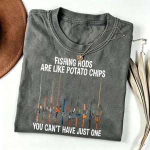Angelruten sind wie Kartoffelchips Lustiges gewaschenes T-Shirt, Sie können nicht nur ein Fischer-Grafik-T-Shirt haben, Angeln-Vati-Humor im Freien Geschenk-Oberteil