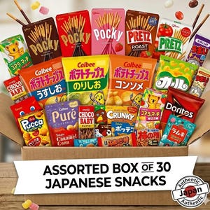 Puede incluir: Una caja de cartón con una variedad de snacks japoneses. La caja contiene varios paquetes coloridos de Pocky, Pretz, patatas fritas Calbee y otras golosinas. El texto "ASSORTED BOX OF 30 JAPANESE SNACKS" se muestra en una pancarta blanca.